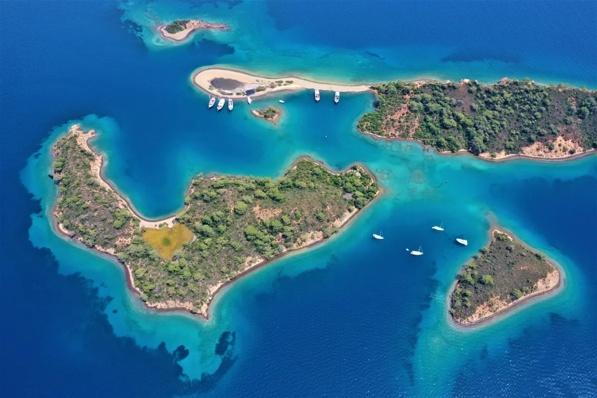 Göcek’te romantik bir balayı tatili planlıyorsanız, Kaptan Göcek size özel guletler ve unutulmaz bir deneyim sunuyor. Hayalinizdeki tatil burada başlıyor!